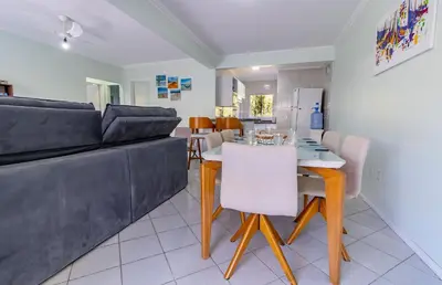 Uma área de estar em 1046 - Praia de Bombinhas locação de temporada - Residencial Solar das Bromélias Apto 121