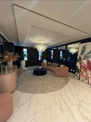 Uma área de estar em Apartamento novo Gran Safira