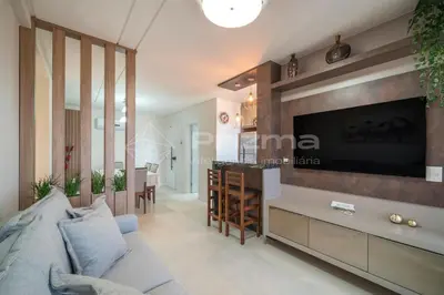 Uma televisão e/ou sistema de entretenimento em 502 Bl 01 - WaldGarten Bombinhas - Condomínio 50 m do Mar e Frente Avenida - Condomínio de Alto Padrão - Piscina - Academia - Salão de jogos