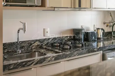 A cozinha ou kitchenette de 502 Bl 01 - WaldGarten Bombinhas - Condomínio 50 m do Mar e Frente Avenida - Condomínio de Alto Padrão - Piscina - Academia - Salão de jogos