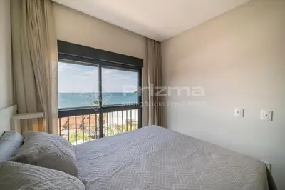 Uma cama ou camas num quarto em 502 Bl 01 - WaldGarten Bombinhas - Condomínio 50 m do Mar e Frente Avenida - Condomínio de Alto Padrão - Piscina - Academia - Salão de jogos