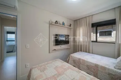 Uma cama ou camas num quarto em 502 Bl 01 - WaldGarten Bombinhas - Condomínio 50 m do Mar e Frente Avenida - Condomínio de Alto Padrão - Piscina - Academia - Salão de jogos