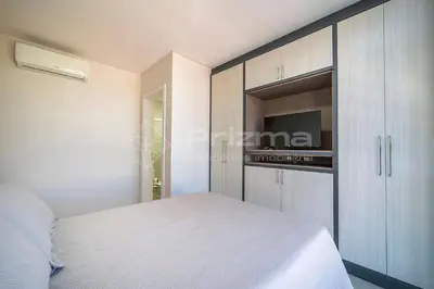 Uma cama ou camas num quarto em 401 Bl 03 - WaldGarten Bombinhas - 50 m do Mar - Condomínio de Alto Padrão - Piscina - Academia - Salão de jogos