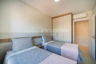 Uma cama ou camas num quarto em 401 Bl 03 - WaldGarten Bombinhas - 50 m do Mar - Condomínio de Alto Padrão - Piscina - Academia - Salão de jogos