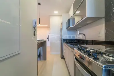 A cozinha ou kitchenette de 302 Bl 01 - WaldGarten Bombinhas - 50 m do Mar e Frente Avenida - Condomínio de Alto Padrão - Piscina - Academia - Salão de jogos