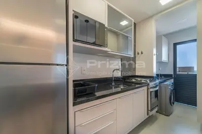 A cozinha ou kitchenette de 302 Bl 01 - WaldGarten Bombinhas - 50 m do Mar e Frente Avenida - Condomínio de Alto Padrão - Piscina - Academia - Salão de jogos