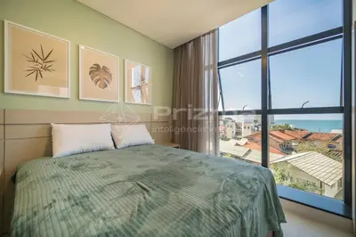 Uma cama ou camas num quarto em 302 Bl 01 - WaldGarten Bombinhas - 50 m do Mar e Frente Avenida - Condomínio de Alto Padrão - Piscina - Academia - Salão de jogos