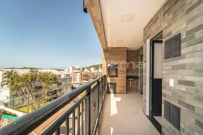 Uma varanda ou terraço em 302 Bl 01 - WaldGarten Bombinhas - 50 m do Mar e Frente Avenida - Condomínio de Alto Padrão - Piscina - Academia - Salão de jogos