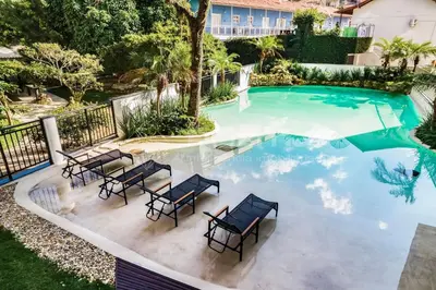 A piscina em ou perto de 304 Bl 01 - WaldGarten Bombinhas - 50 m do Mar e Frente Avenida - Condomínio de Alto Padrão - Piscina - Academia - Salão de jogos