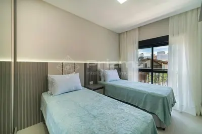 Uma cama ou camas num quarto em 303 Bl 03 - WaldGarten Bombinhas - 50 m do Mar - Condomínio de Alto Padrão - Piscina - Academia - Salão de jogos