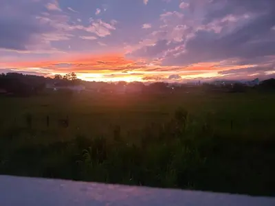 O nascer ou o pôr do sol visto a partir da casa de férias