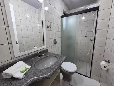 Uma casa de banho em Apartamento quadra mar Meia Praia