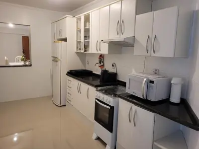 A cozinha ou kitchenette de Apto vista mar com 3 quartos e churrasqueira, 4 min praia