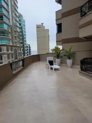 Uma varanda ou terraço em Apto vista mar com 3 quartos e churrasqueira, 4 min praia