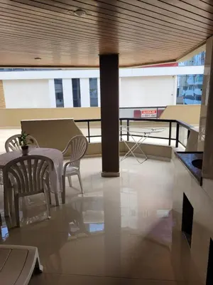 Uma área de estar em Apto vista mar com 3 quartos e churrasqueira, 4 min praia