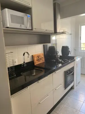 A cozinha ou kitchenette de Ap Bombinhas Completo 100 metros do mar na Aluguejaah