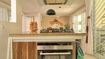 A cozinha ou kitchenette de #007 Linda casa piscina enorme na praia de Palmas