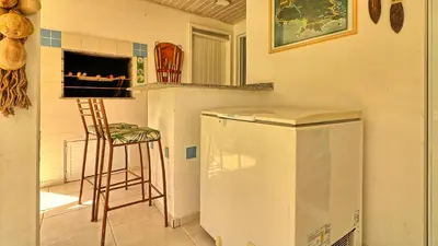 A cozinha ou kitchenette de #007 Linda casa piscina enorme na praia de Palmas