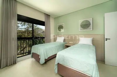 Uma cama ou camas num quarto em 303 Bl 01 - WaldGarten Bombinhas - 50 m do Mar e Frente Avenida - Condomínio de Alto Padrão - Piscina - Academia - Salão de jogos