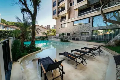 A piscina em ou perto de 303 Bl 01 - WaldGarten Bombinhas - 50 m do Mar e Frente Avenida - Condomínio de Alto Padrão - Piscina - Academia - Salão de jogos