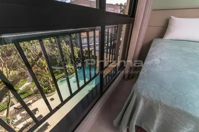 Uma cama ou camas num quarto em 303 Bl 01 - WaldGarten Bombinhas - 50 m do Mar e Frente Avenida - Condomínio de Alto Padrão - Piscina - Academia - Salão de jogos
