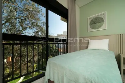 Uma cama ou camas num quarto em 303 Bl 01 - WaldGarten Bombinhas - 50 m do Mar e Frente Avenida - Condomínio de Alto Padrão - Piscina - Academia - Salão de jogos
