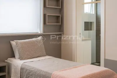 Uma cama ou camas num quarto em Mario Guilherme - Apto 202 - Lindo apartamento condomínio de alto padrão com piscina e academia.
