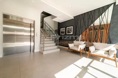 Uma área de estar em PM 304 · Excelente Apartamento de 2 quartos em condomínio com Piscina e Academia