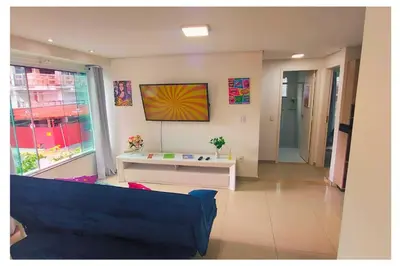 Uma televisão e/ou sistema de entretenimento em Apartamentos com 2 quartos na Praia de Itapema bairro Meia Praia