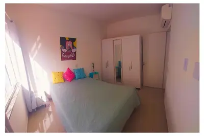 Uma cama ou camas num quarto em Apartamentos com 2 quartos na Praia de Itapema bairro Meia Praia