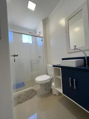 Uma casa de banho em Apartamento Novo e Confortável