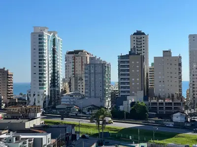 Uma vista geral de Itapema ou a vista da cidade a partir do apartamento