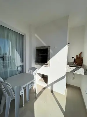 Uma televisão e/ou sistema de entretenimento em Apartamento Novo e Confortável