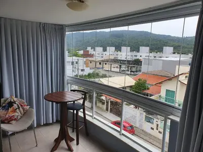 Uma vista geral da montanha ou uma vista da montanha a partir do apartamento