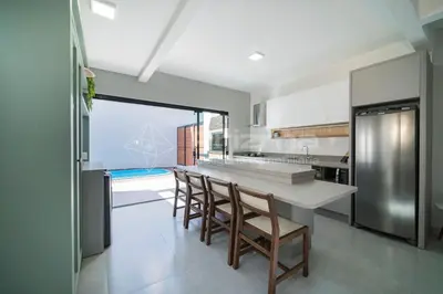 A cozinha ou kitchenette de Lindo duplex geminado na Praia de Mariscal.