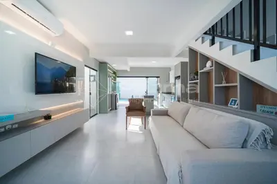 Uma área de estar em Lindo duplex geminado na Praia de Mariscal.