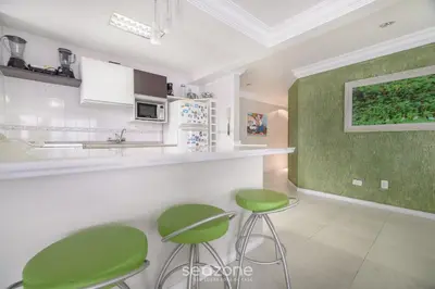 A cozinha ou kitchenette de Apto 2Q beira mar c/ garagem em BC NVI501