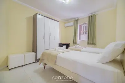 Uma cama ou camas num quarto em Apto 2Q beira mar c/ garagem em BC NVI501