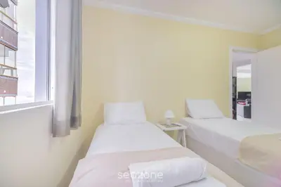 Uma cama ou camas num quarto em Apto 2Q beira mar c/ garagem em BC NVI501