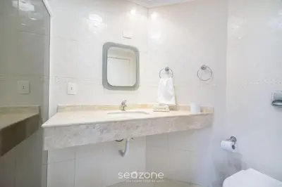 Uma casa de banho em Apto 2Q beira mar c/ garagem em BC NVI501