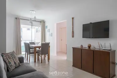 Uma televisão e/ou sistema de entretenimento em Apto 2Q c/ churrasq. no centro - Bombinhas CAA103