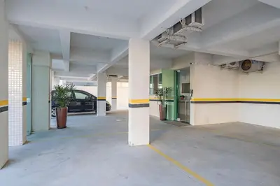 A planta de Apto 2Q c/ churrasq. no centro - Bombinhas CAA103