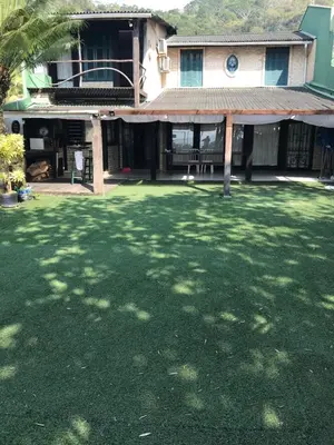 Um jardim no exterior de Linda Casa frente mar, pé na areia, Itapema SC, Ar, Wi-fi, Smart Tv