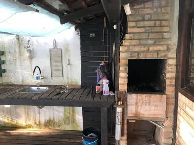 Uma televisão e/ou sistema de entretenimento em Linda Casa frente mar, pé na areia, Itapema SC, Ar, Wi-fi, Smart Tv