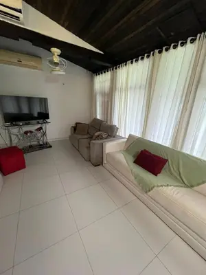 Uma televisão e/ou sistema de entretenimento em Linda Casa frente mar, pé na areia, Itapema SC, Ar, Wi-fi, Smart Tv