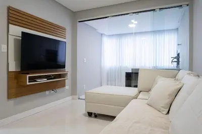 Uma televisão e/ou sistema de entretenimento em Apto 2Q c/ Garagem e churrasq. 450m do mar EAN503