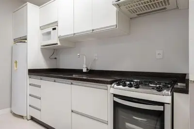 A cozinha ou kitchenette de Apto 2Q c/ Garagem e churrasq. 450m do mar EAN503