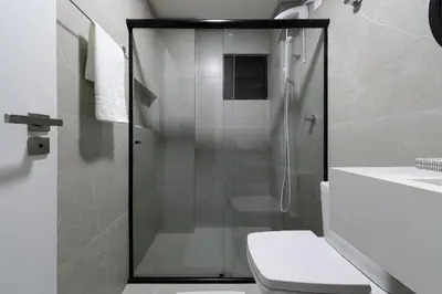 Uma casa de banho em Apto 2Q c/ Garagem e churrasq. 450m do mar EAN503