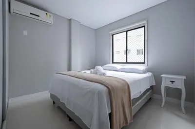 Uma cama ou camas num quarto em Apto 2Q c/ Garagem e churrasq. 450m do mar EAN503